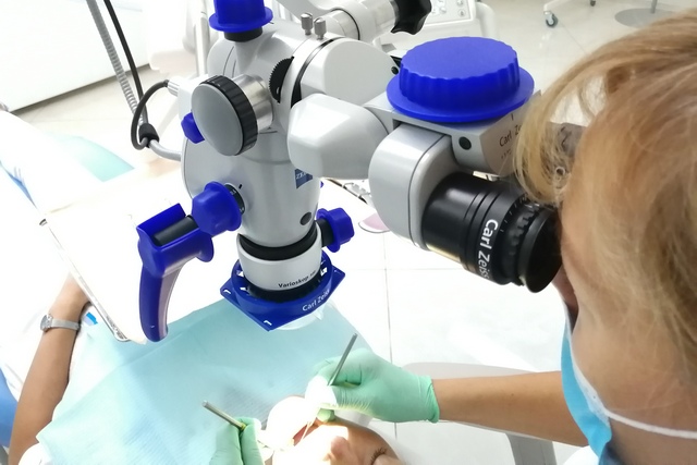 Зубосохраняющее лечение под микроскопом